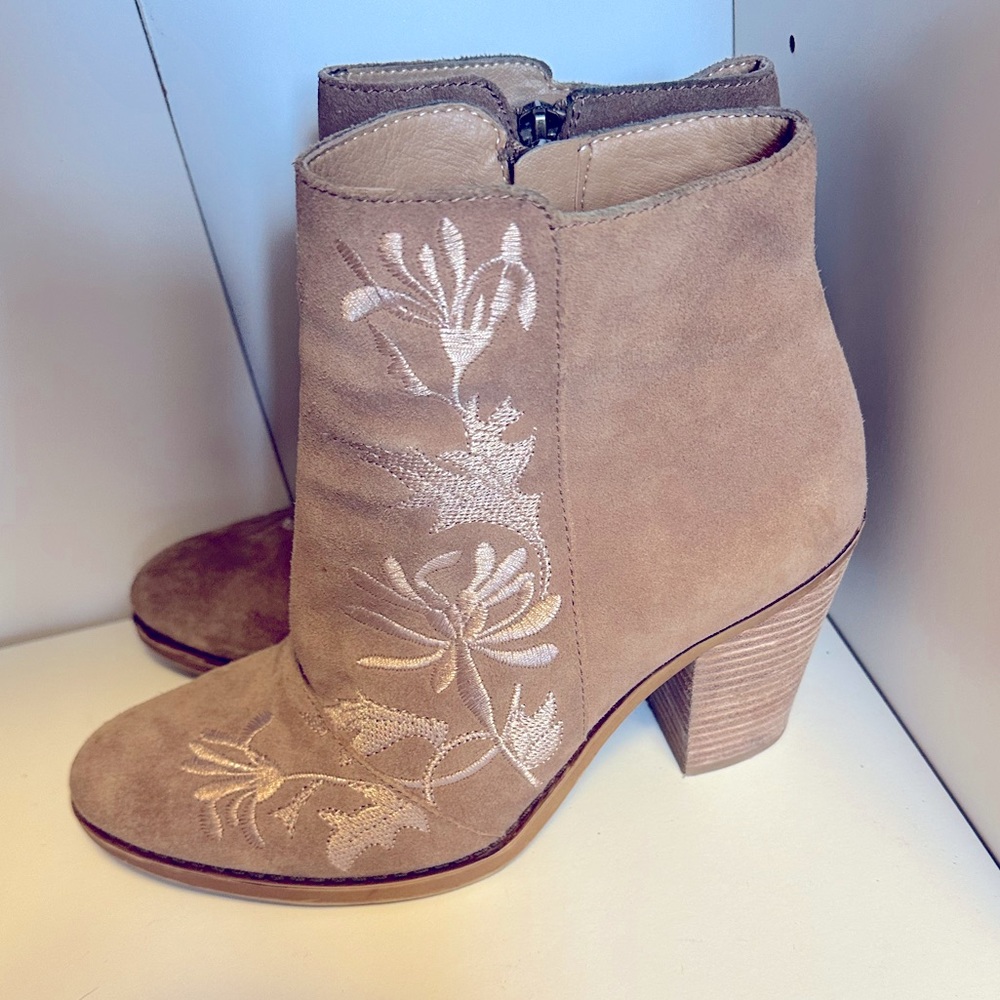 Lucky Brand Elenor Suede Embroidered Ankle Boots 8 Tan Heel Leather Boho floral
